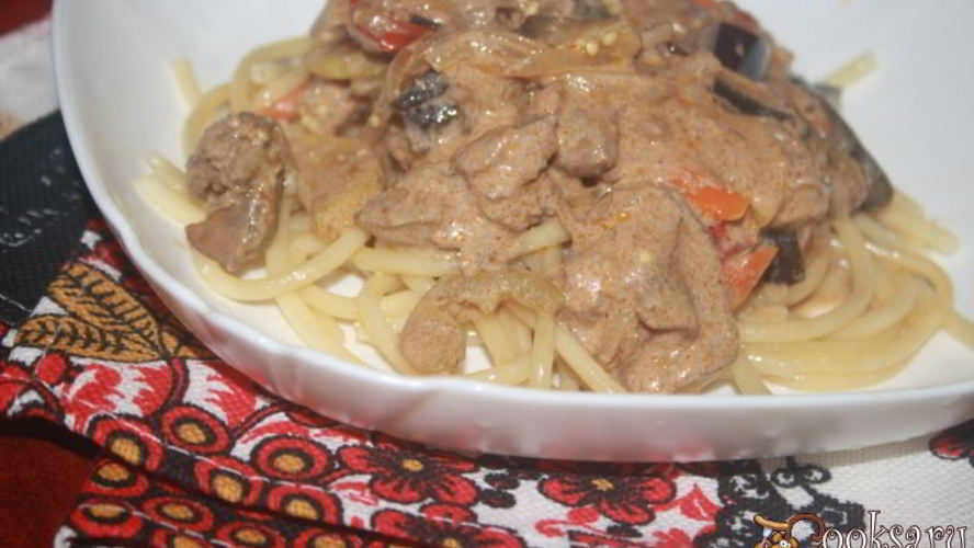 Рецепт куриная печень с овощами в сметанном соусе