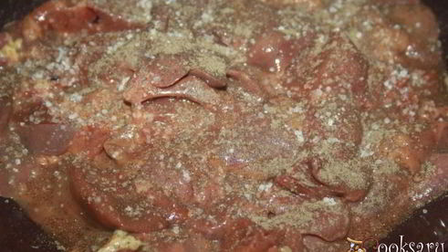 куриная печень с овощами в сметанном соусе