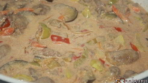 куриная печень с овощами в сметанном соусе