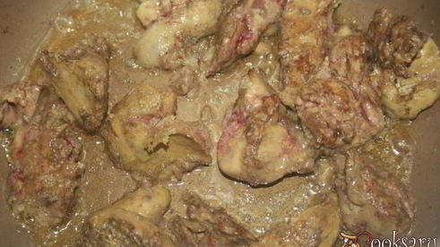 куриная печень с овощами в сметанном соусе