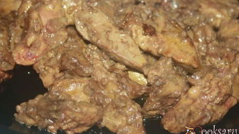 куриная печень с овощами в сметанном соусе