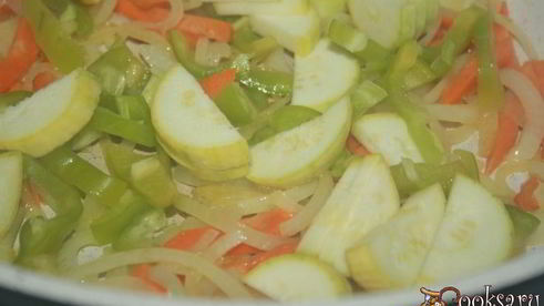 куриная печень с овощами в сметанном соусе