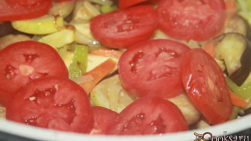 куриная печень с овощами в сметанном соусе