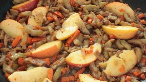 куриная печень с яблоками и баклажанами