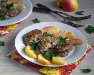 Куриная печень с яблоками