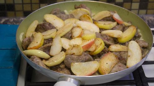 куриная печень с яблоками