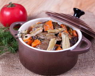 Куриная печень тушеная с ревенем