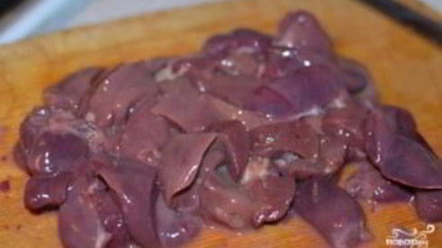 куриная печень, тушенная с луком и морковью