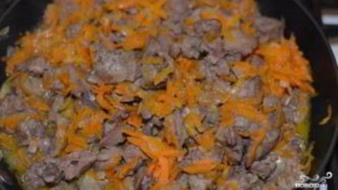 куриная печень, тушенная с луком и морковью