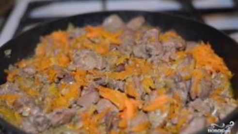 куриная печень, тушенная с луком и морковью