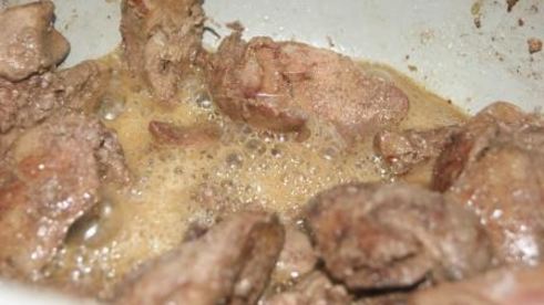 куриная печень в медовом соусе со шпинатом