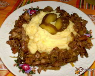 Куриная печень, жареная с маринованными огурцами