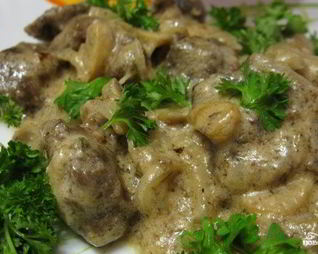 Печень говяжья, тушенная в сметане