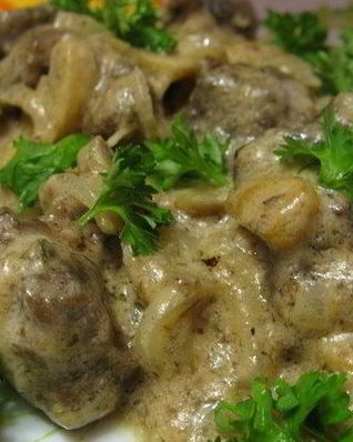 Печень говяжья, тушенная в сметане