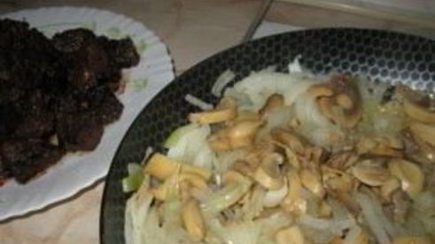 печень говяжья, тушенная в сметане