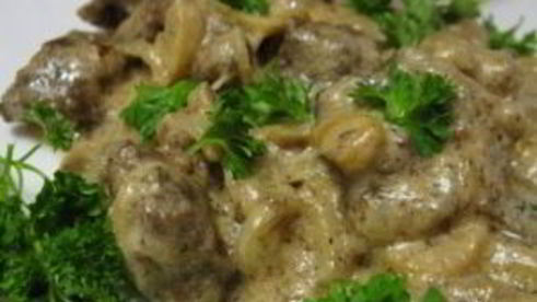 печень говяжья, тушенная в сметане