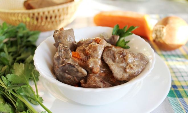 Печень индейки с морковью и луком в сметане