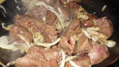 печень индюшки с яблоками и черносливом