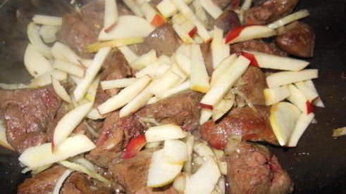 печень индюшки с яблоками и черносливом