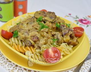 Печень куриная, жареная с луком в сметане