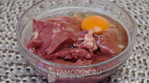 печень куриная, жареная с луком в сметане