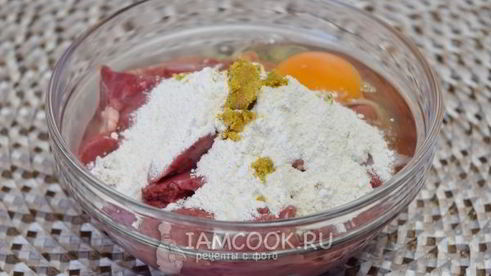 печень куриная, жареная с луком в сметане