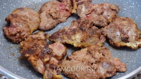 печень куриная, жареная с луком в сметане