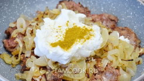 печень куриная, жареная с луком в сметане