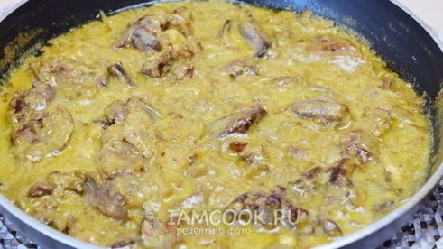 печень куриная, жареная с луком в сметане