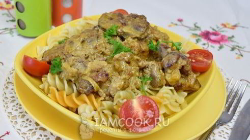 печень куриная, жареная с луком в сметане