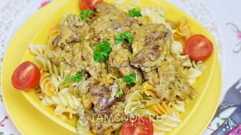 печень куриная, жареная с луком в сметане