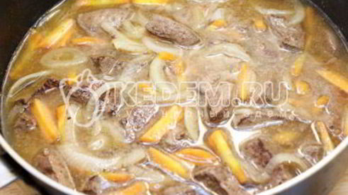 печень тушеная с грибами