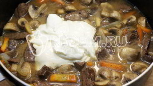 печень тушеная с грибами