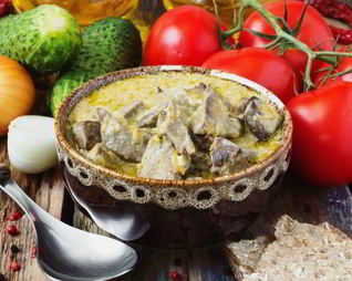 Печень тушеная в сметане с морковью