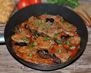 Печень в томатном соусе с черносливом
