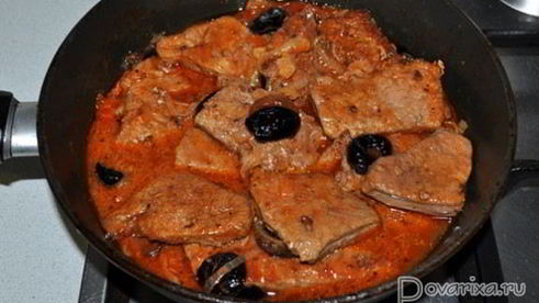печень в томатном соусе с черносливом