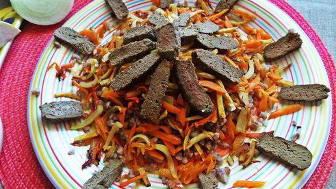 печенка с овощами и гречкой
