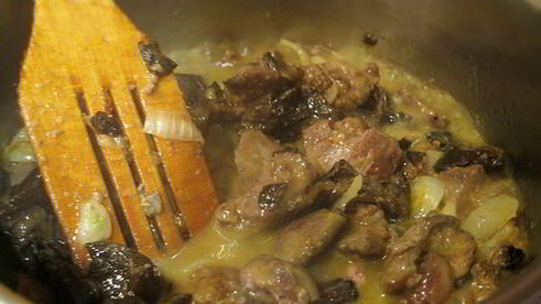 тушеная куриная печень с яблоками