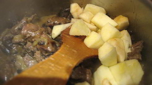 тушеная куриная печень с яблоками