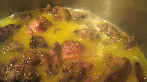 тушеная куриная печень с яблоками