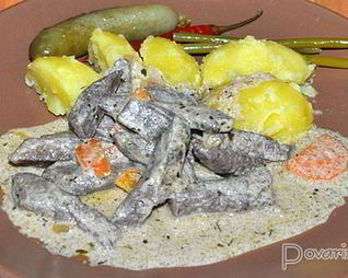 Тушеная свиная печень в сметане