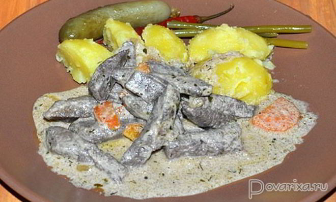 Тушеная свиная печень в сметане