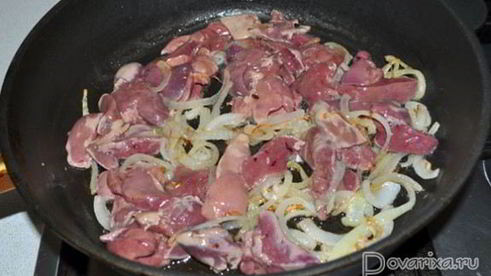 жареная куриная печень с луком