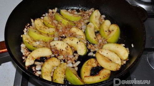 жареная печень с яблоками