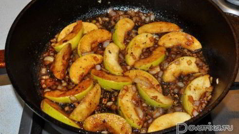 жареная печень с яблоками