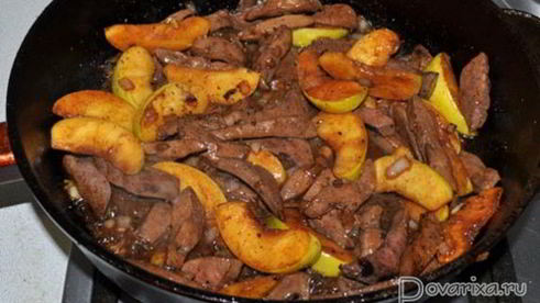 жареная печень с яблоками