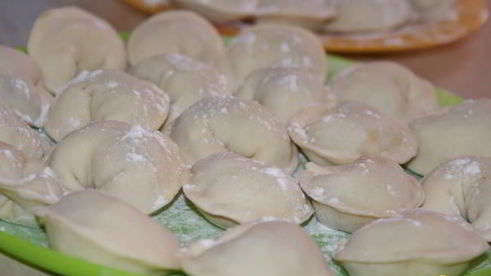 пельмени с сухими грибами и яйцом