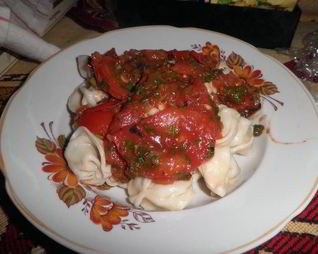 Пельмени с томатным соусом