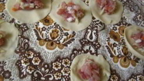 пельмени со свининой и капустой