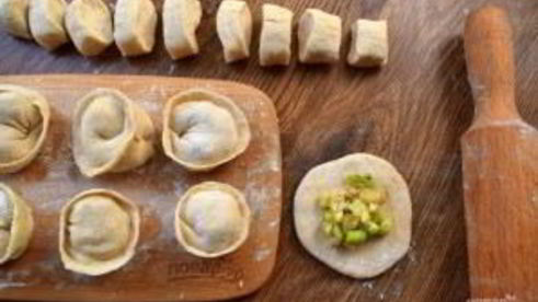 вегетарианские пельмени с кабачками
